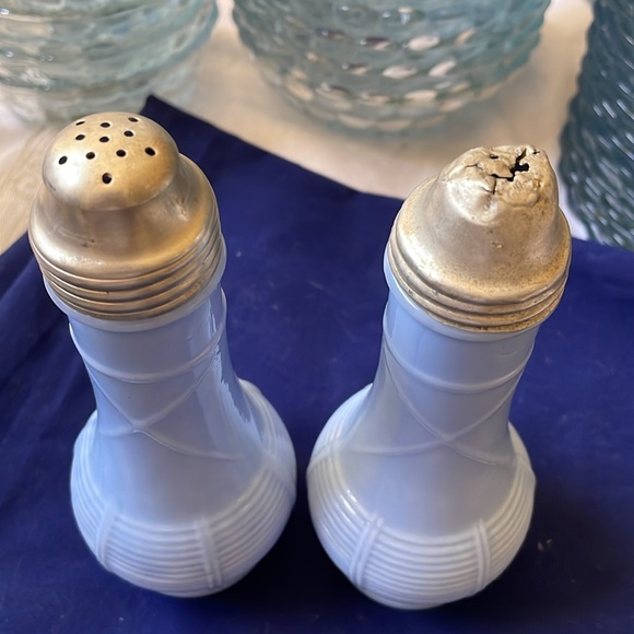 VTG Delphit Jeannette blue glass basket weave salt and pepper shakers set tall - Picture 3 of 9